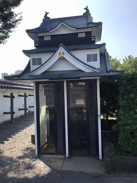 岡崎城の電話ボックス