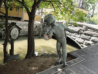 河童の彫像が目印の、緑豊かな川