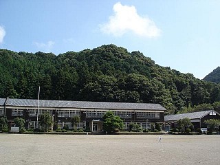 木造の旧粟野中学校校舎
