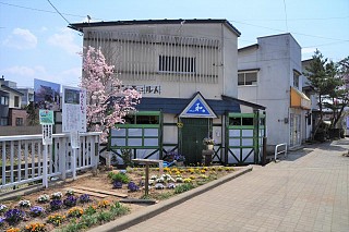 上山市二日町の店舗(今もなお残る古き良き佇まい)