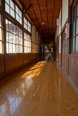 橋本市立高野口小学校の長い廊下