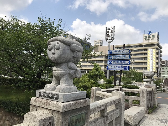 茨木童子像と茨木市役所