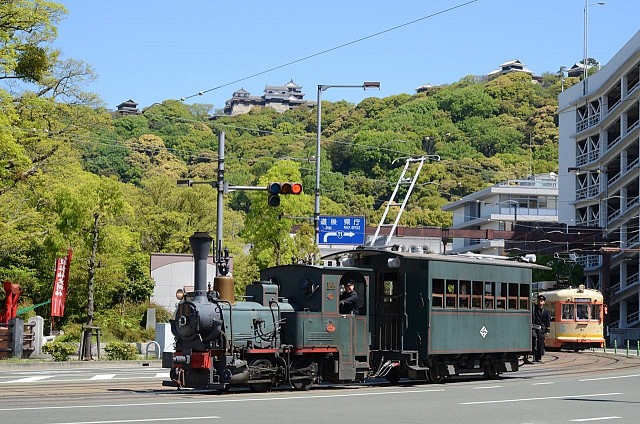 松山城と坊っちゃん列車