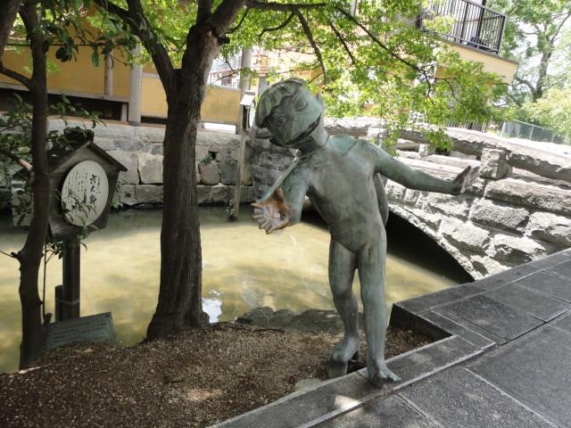 河童の彫像が目印の、緑豊かな川
