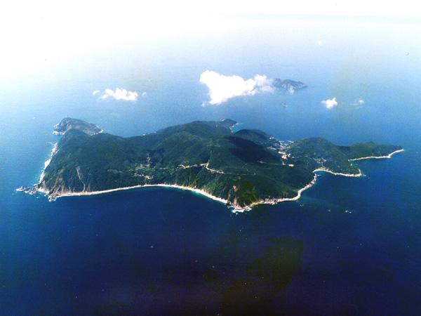 沖の島全景