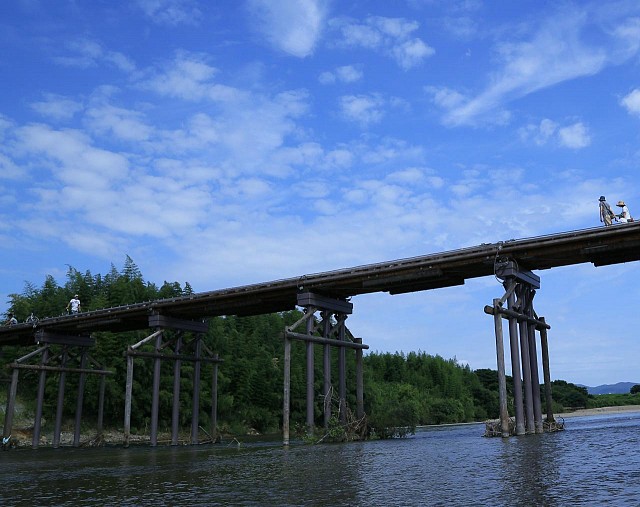 木津川に架かる日本最長級の木橋