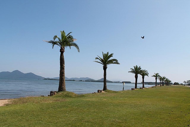 比良山系を望む琵琶湖岸の砂浜