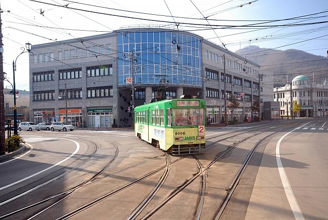 十字街交差点を走行する函館市営路面電車