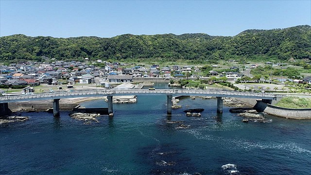 海から見た南房千倉大橋(ドローン撮影)